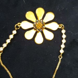 A gold flower bracelete